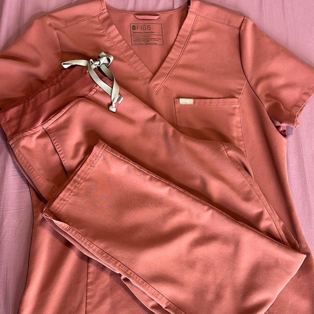 FIGS scrub set -yola pants -slim catalina one pocket top
